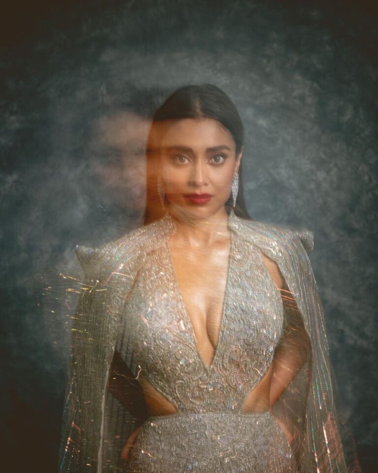 Shriya Saran Instagram - Wearing @dlmayaofficial Jewellery- @hybajewels @karishma.joolry Makeup- @makeupbymahendra7 Photographer- deepak_das_photography Thank you , your wife is gorgeous Thank you @realbollywoodhungama For a great evening Thank you @sukritigrover for styling me . Love that you are at it even with a broken thumb .