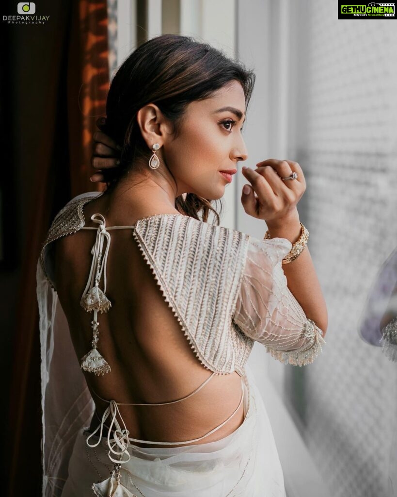 Shriya Saran Instagram - @shriya_saran1109 . Pc : @_dee_jay_r @deepak_vijay_photography Wearing @sithara_kudige @makeupbymahendra7 @priyanka_sherkar1 Jwellery @kushalsfashionjewellery