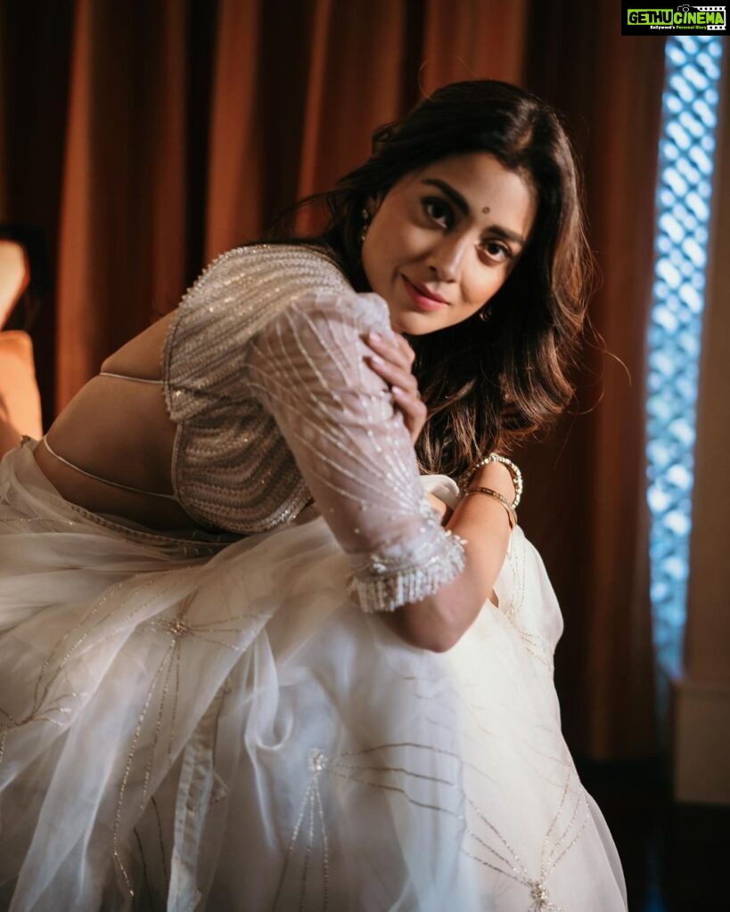 Shriya Saran Instagram - @shriya_saran1109 . Pc : @_dee_jay_r @deepak_vijay_photography Wearing @sithara_kudige @makeupbymahendra7 @priyanka_sherkar1 Jwellery @kushalsfashionjewellery