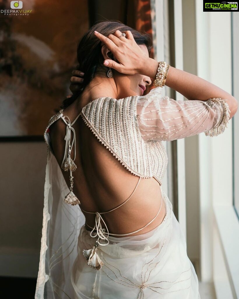 Shriya Saran Instagram - @shriya_saran1109 . Pc : @_dee_jay_r @deepak_vijay_photography Wearing @sithara_kudige @makeupbymahendra7 @priyanka_sherkar1 Jwellery @kushalsfashionjewellery