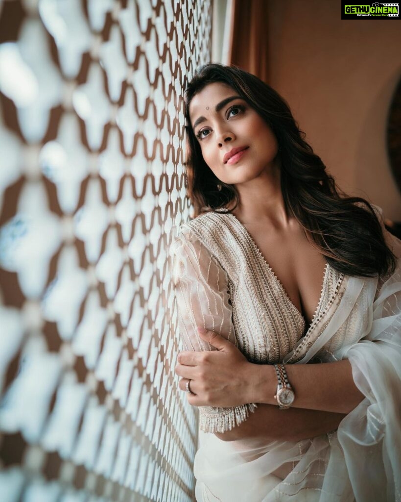 Shriya Saran Instagram - Grateful for your love @sithara_kudige @priyanka_sherkar1 @priyanka_sherkar1 @deepak_vijay_photography @kabzaamovieofficial