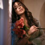 Shriya Saran Instagram - Art in pictures Thank you @deepak_vijay_photography I was absolutely exhausted when we shot these . But @deepak_vijay_photography has a way of finding some thing special in every frame Big hug to @sithara_kudige Make up @makeupbymahendra7 Hair @priyanka_sherkar1 My manager , producer @media9manoj Beautiful Jwellery @kushalsfashionjewellery