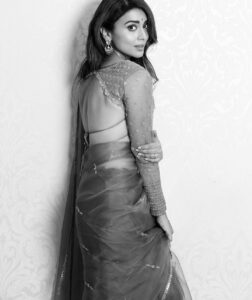 Shriya Saran Instagram - It’s amazing how old friend just know you . @soondah_wamu always brings out the crazy in me . 
Shot this in chennai , after 16 hours of work travel …. 
Wearing my favourite @sithara_kudige 
Love the blouses she makes . Ufff this saree is amazing 
Make up @mukeshpatilmakeup 
Hair @priyanka_sherkar1 
@kabzaamovieofficial