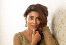 Shriya Saran Instagram - It’s amazing how old friend just know you . @soondah_wamu always brings out the crazy in me . Shot this in chennai , after 16 hours of work travel …. Wearing my favourite @sithara_kudige Love the blouses she makes . Ufff this saree is amazing Make up @mukeshpatilmakeup Hair @priyanka_sherkar1 @kabzaamovieofficial