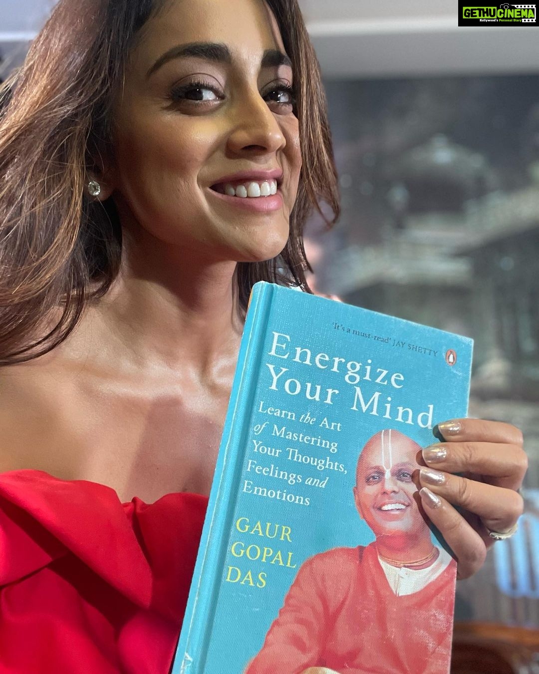 Shriya Saran Instagram - @gaurgopaldas thank you for your time . Your sense of humour layered with knowledge has touched all of us . Hope I become wiser now. Thank you for being you . Reading a book after ages and loving it …. Grab your copy now !!! #energiseyourmind energise your mind