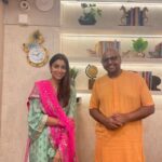 Shriya Saran Instagram - @gaurgopaldas thank you for your time . Your sense of humour layered with knowledge has touched all of us . Hope I become wiser now. Thank you for being you . Reading a book after ages and loving it …. Grab your copy now !!! #energiseyourmind energise your mind