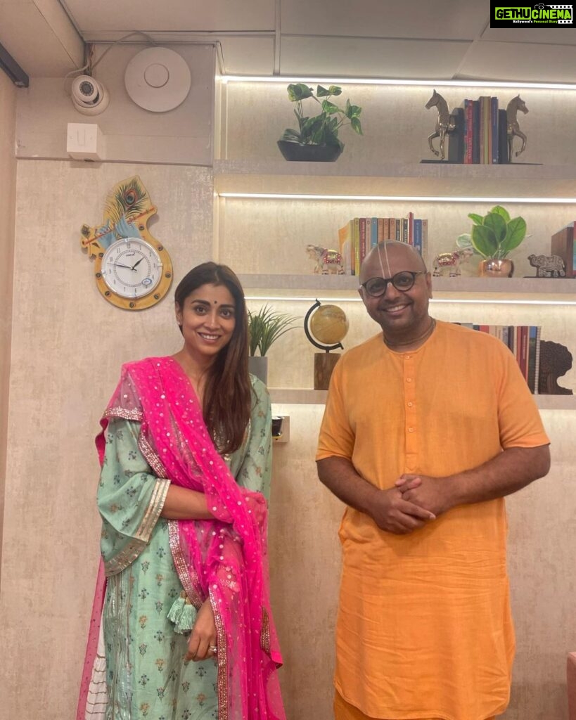 Shriya Saran Instagram - @gaurgopaldas thank you for your time . Your sense of humour layered with knowledge has touched all of us . Hope I become wiser now. Thank you for being you . Reading a book after ages and loving it …. Grab your copy now !!! #energiseyourmind energise your mind