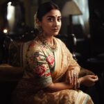 Shriya Saran Instagram - Thank you @ajshetty for these stunning pictures . Thank you for your love photography . Thank you for making @kabzaamovieofficial look gorgeous . @rchandrumovies @makeupbymahendra7 @priyanka_sherkar1 @sithara_kudige @gajraj_jewellers