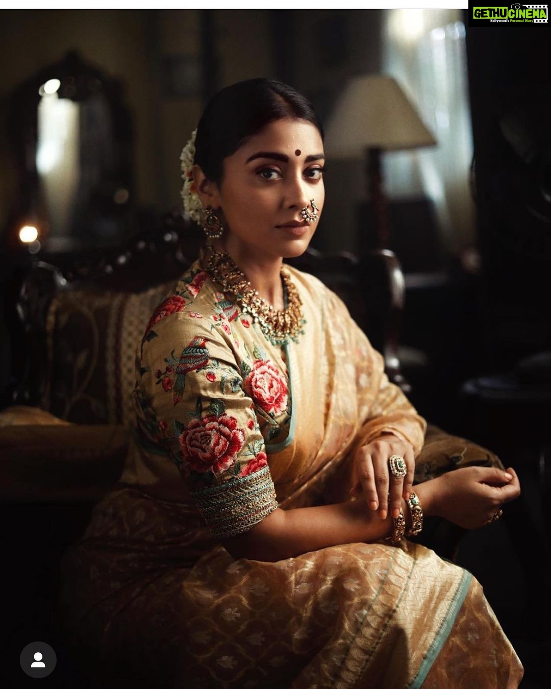 Shriya Saran Instagram - Thank you @ajshetty for these stunning pictures . Thank you for your love photography . Thank you for making @kabzaamovieofficial look gorgeous . @rchandrumovies @makeupbymahendra7 @priyanka_sherkar1 @sithara_kudige @gajraj_jewellers