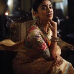 Shriya Saran Instagram - Thank you @ajshetty for these stunning pictures . Thank you for your love photography . Thank you for making @kabzaamovieofficial look gorgeous . @rchandrumovies @makeupbymahendra7 @priyanka_sherkar1 @sithara_kudige @gajraj_jewellers