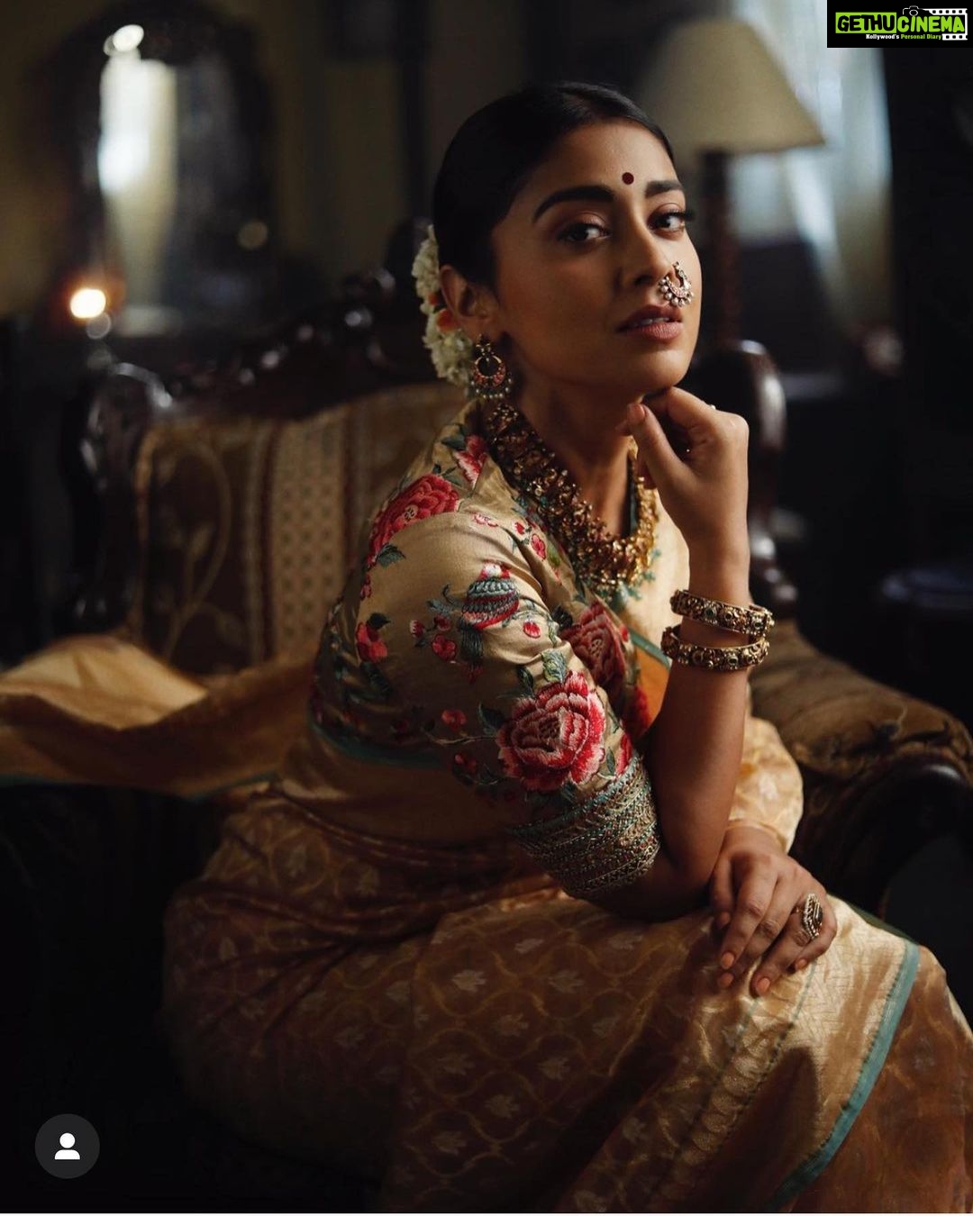 Shriya Saran Instagram - Thank you @ajshetty for these stunning pictures . Thank you for your love photography . Thank you for making @kabzaamovieofficial look gorgeous . @rchandrumovies @makeupbymahendra7 @priyanka_sherkar1 @sithara_kudige @gajraj_jewellers