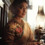 Shriya Saran Instagram - Thank you @ajshetty for these stunning pictures . Thank you for your love photography . Thank you for making @kabzaamovieofficial look gorgeous . @rchandrumovies @makeupbymahendra7 @priyanka_sherkar1 @sithara_kudige @gajraj_jewellers
