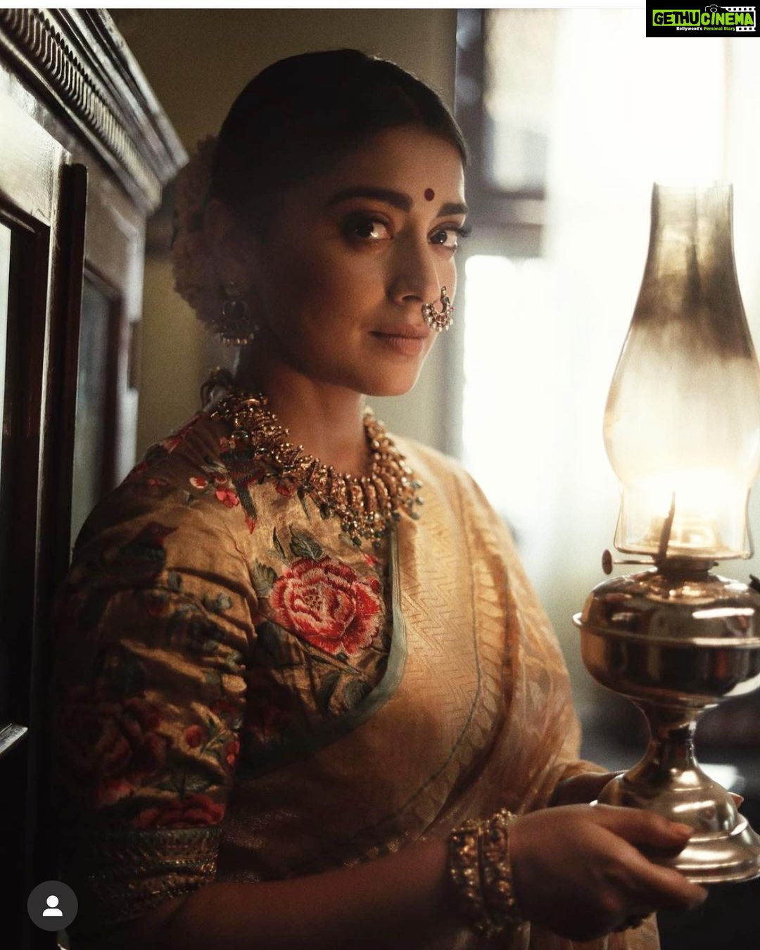 Shriya Saran Instagram - Thank you @ajshetty for these stunning pictures . Thank you for your love photography . Thank you for making @kabzaamovieofficial look gorgeous . @rchandrumovies @makeupbymahendra7 @priyanka_sherkar1 @sithara_kudige @gajraj_jewellers