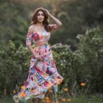 Shriya Saran Instagram - Thank you @portraits_by_sinjita for these beautiful pictures . I met her casually at breakfast table . And we decided to shoot . So glad we shot these . We should shoot more . Sending you lots of love Wearing @payalsinghal for @kabzaamovieofficial Make up @makeupbymahendra7 Hair @yogitasheth96 @media9manoj