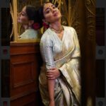 Shriya Saran Instagram - Lost in the world of @kabzaamovieofficial Dop @ajshetty Make up @makeupbymahendra7 Hair @priyanka_sherkar1 Outfit @sithara_kudige Thank you @kabzaamovieofficial @gajraj_jewellers