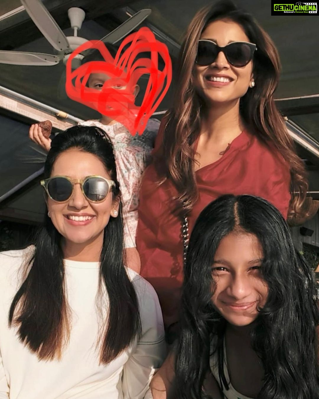 Shriya Saran Instagram - @dhrutidave thank you for being the kindest soul I know . You are amazing just the way you are . To non stop taking and always being a mommy , to being the best listener and always giving gyan , To always being a friend in need . Love you to the moon and back …. You are the bestest mom after my mom @neerjasaran