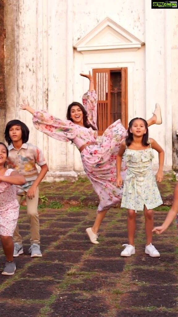 Shriya Saran Instagram - Do Re Mi from the classic Musical “ The Sound of Music” in #MusicSchoolMovie Catch the full song only in theatres on May 12th ! 🎶😀 #Musicschoolmovie releasing in Hindi, Telugu and Tamil in cinemas from May 12th An Ilaiyaraaja’s Musical magic 🎶 @shriya_saran1109 @sharmanjoshi @gracy.goswami @rohanroy_actor @vivaanmunoth @siddhiksha_childartist @olivia_charan @aa.kalyani @khu_shisoni1905 @yaminifilms #Ilaiyaraaja @paparaobiyyala @pvrpictures @srivenkateswaracreations @adityamusicindia @adityamusictamil #Ilaiyaraaja75 #ilaiyaraajamusic #musicschoolmovietelugu #musicschoolmoviehindi #musicschoolmovietamil