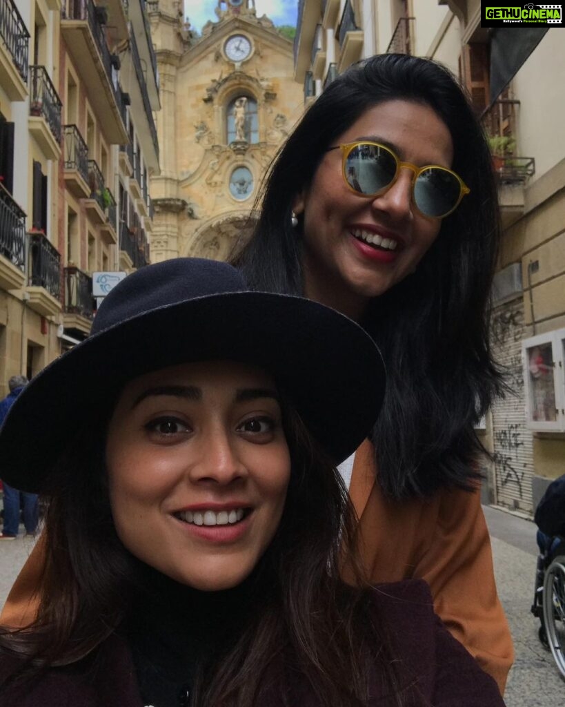 Shriya Saran Instagram - @dhrutidave thank you for being the kindest soul I know . You are amazing just the way you are . To non stop taking and always being a mommy , to being the best listener and always giving gyan , To always being a friend in need . Love you to the moon and back …. You are the bestest mom after my mom @neerjasaran