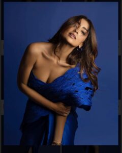 Shriya Saran Instagram - Thank you, Grateful 😇 Outfit- @rimzimdaduofficial Jewellery- @misho_designs Styled by- @anishagandhi3 & @rochelledsa Photography- @harshphotography11 Make up @praveenmakeup Hair @priyanka_sherkar1