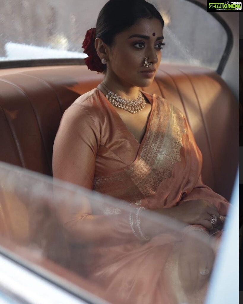 Shriya Saran Instagram - Welcome to the world of @kabzaamovieofficial These pictures are Shot by our dop @ajshetty . One of the youngest dop I have ever worked with . Super hardworking .thank you! Outfit @sithara_kudige Make up @makeupbymahendra7 Hair @priyanka_sherkar1 @gajraj_jewellers