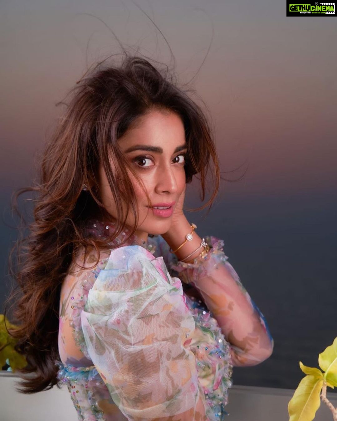 Shriya Saran Instagram - Love this outfit by @gauriandnainika Already wore it twice ! To all you pretty girls , you love your outfit , repeat it ! Recycle it . Sustainability is the key ! Thank you @elleindia for a fab afternoon Make up @mukeshpatilmakeup Hair @priyanka_sherkar1 Photographer @shubhammandhyanphotography