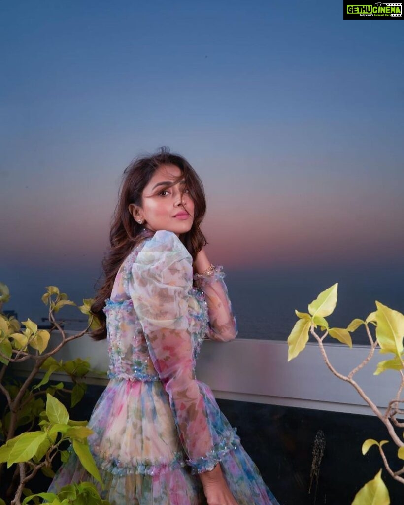 Shriya Saran Instagram - Love this outfit by @gauriandnainika Already wore it twice ! To all you pretty girls , you love your outfit , repeat it ! Recycle it . Sustainability is the key ! Thank you @elleindia for a fab afternoon Make up @mukeshpatilmakeup Hair @priyanka_sherkar1 Photographer @shubhammandhyanphotography