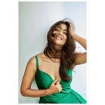 Shriya Saran Instagram - Dreamy @soondah_wamu big hug , thank you @makeupbymahendra7 thank you for amazing makeup @yogitasheth96 for making sure my hair look messy happy , @sukritigrover for styling me