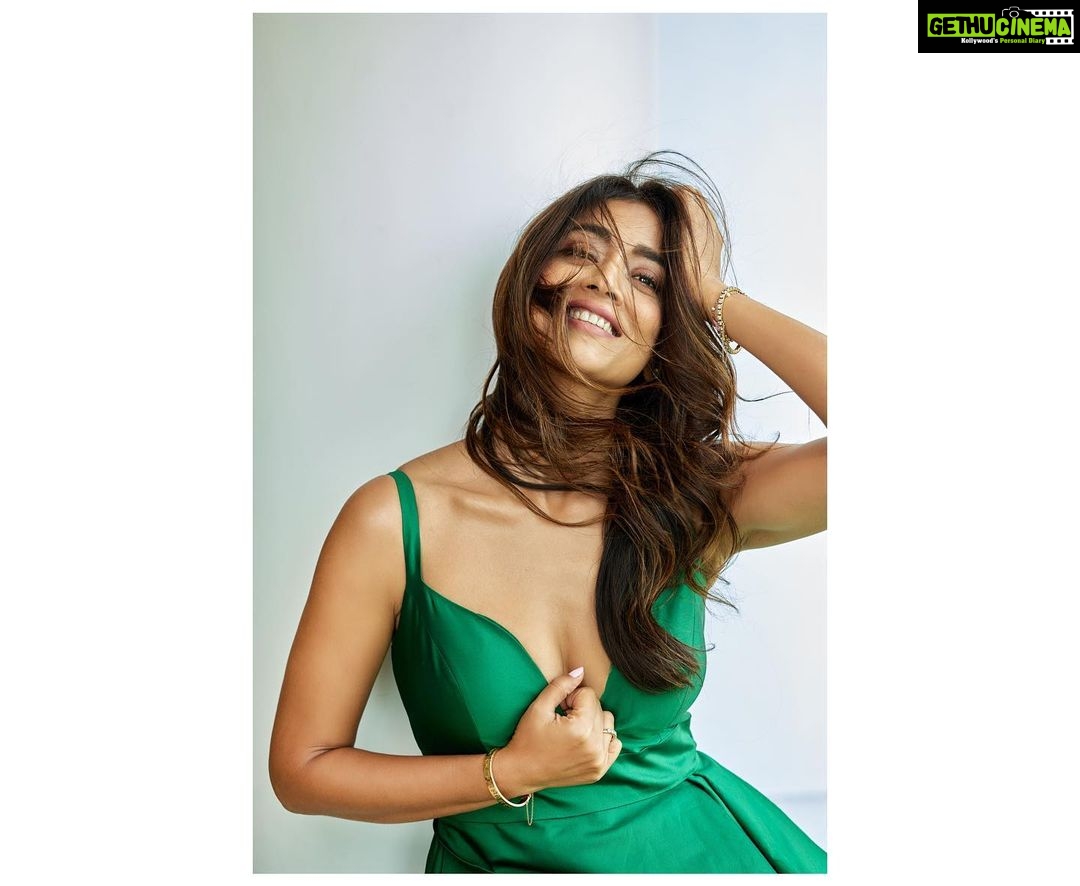 Shriya Saran Instagram - Dreamy @soondah_wamu big hug , thank you @makeupbymahendra7 thank you for amazing makeup @yogitasheth96 for making sure my hair look messy happy , @sukritigrover for styling me