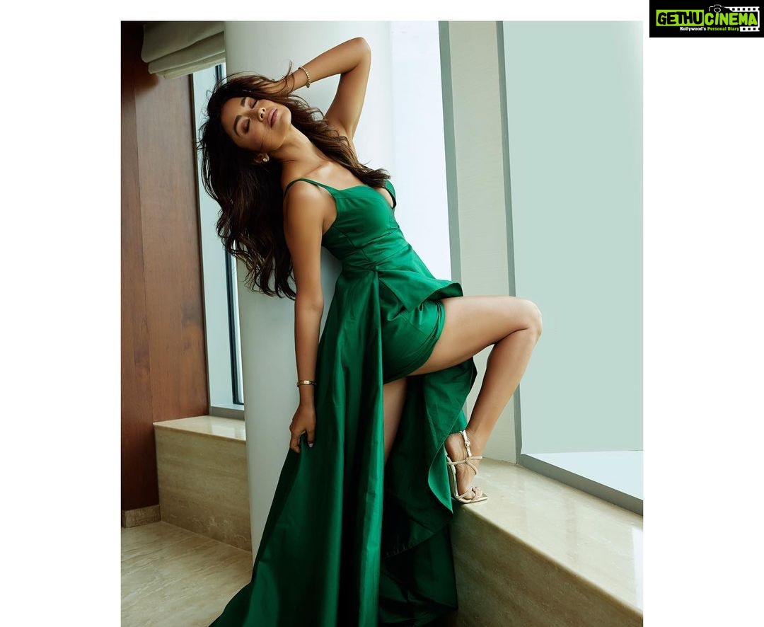 Shriya Saran Instagram - Dreamy @soondah_wamu big hug , thank you @makeupbymahendra7 thank you for amazing makeup @yogitasheth96 for making sure my hair look messy happy , @sukritigrover for styling me
