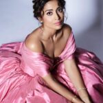 Shriya Saran Instagram - Outfit @gauriandnainika Make up @makeupbymahendra7 Hair @yogitasheth96 Photographer @venurasuri Nails @_teasedrybar