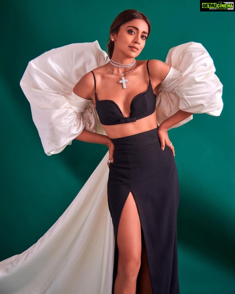 Shriya Saran Instagram - Outfit: @markbumgarner love Thai outfit . It’s fab Jewellery: @karishma.joolry Styled by: @sukritigrover this one is absolutely sexy Styling Team: @simrankumar19 @vanigupta.23 Photographer @akshay_26 Thank you for these amazing pictures . Love how you have captured the moment . Make up @sakpalnilesh267 Thank you ❤️ Hair @yogitasheth96 ❤️