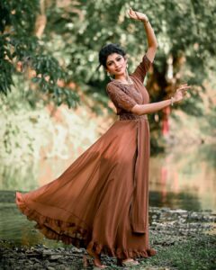 Shruthi Rajanikanth Instagram - Like a dry leaf beautifully abandoned 🍂🍂 📸 @amalrajsby mua @stylishladies_saloon_and_spa costume @alank_ritaboutique