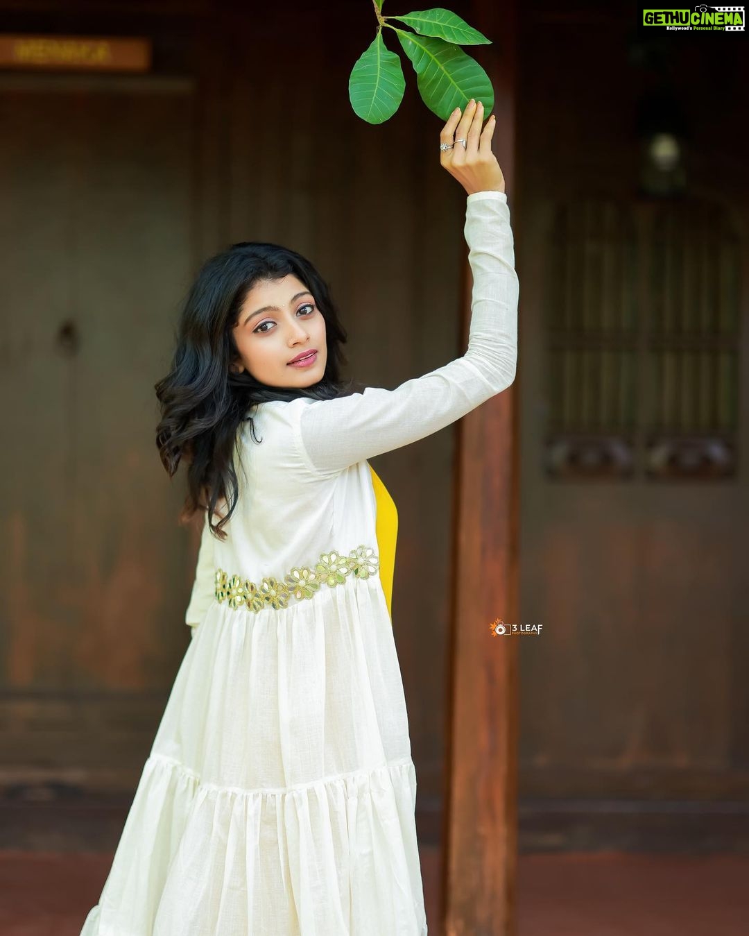 Shruthi Rajanikanth Instagram - Pleasant 💛✨ 📸 @3leaf_photography Mua @merinmetildamua Costume @aimas_designz