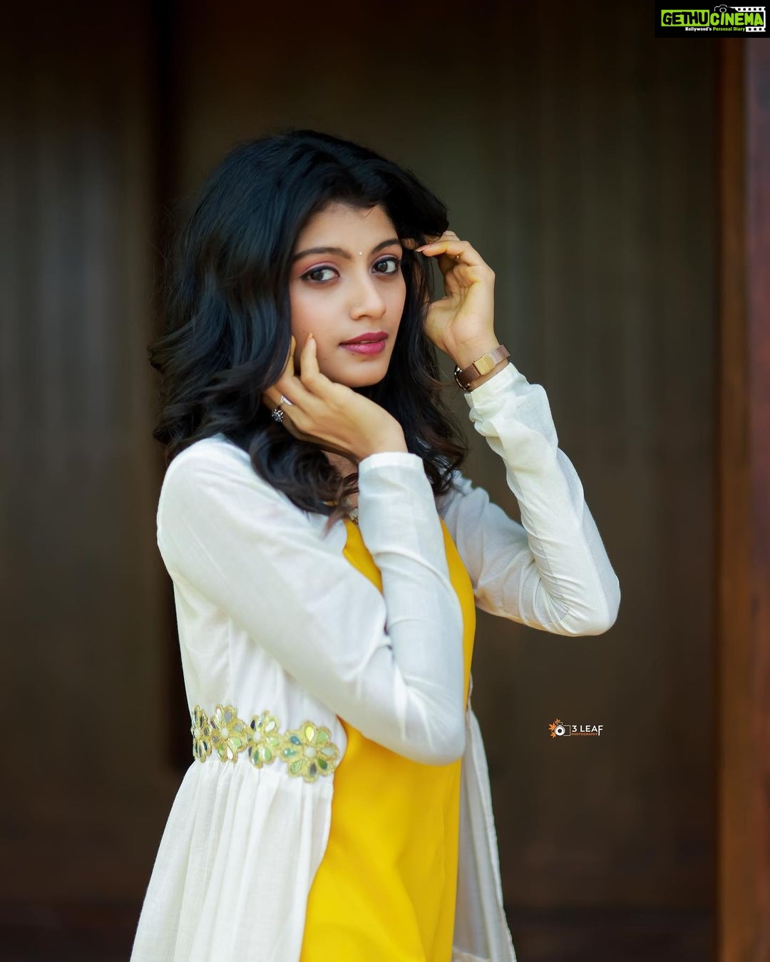 Shruthi Rajanikanth Instagram - Pleasant 💛✨ 📸 @3leaf_photography Mua @merinmetildamua Costume @aimas_designz