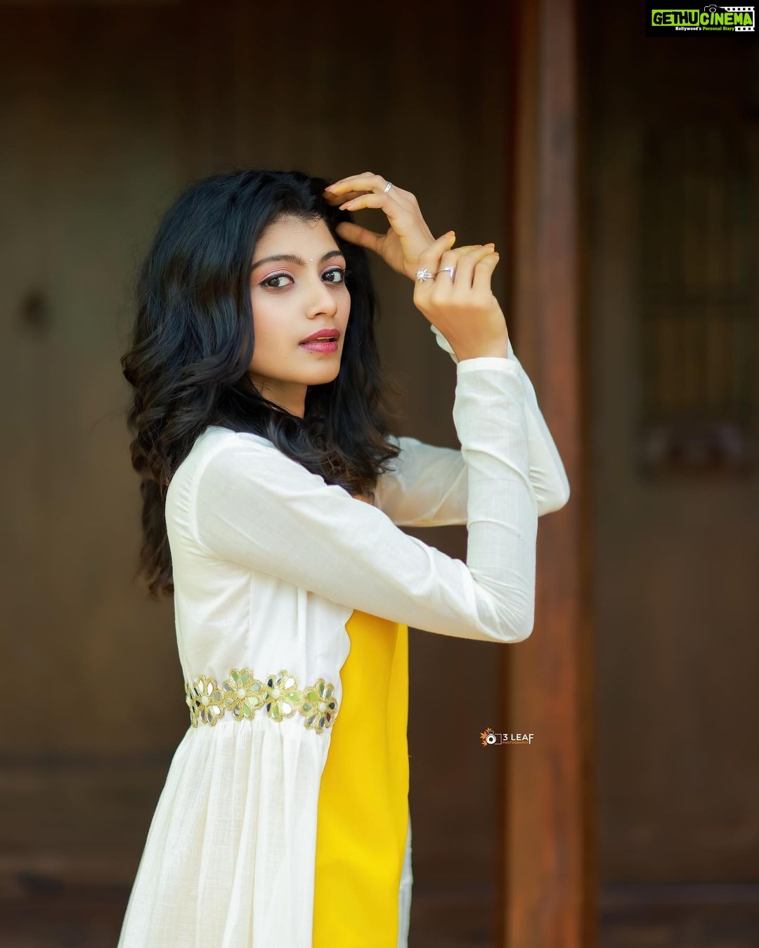 Shruthi Rajanikanth Instagram - Pleasant 💛✨ 📸 @3leaf_photography Mua @merinmetildamua Costume @aimas_designz