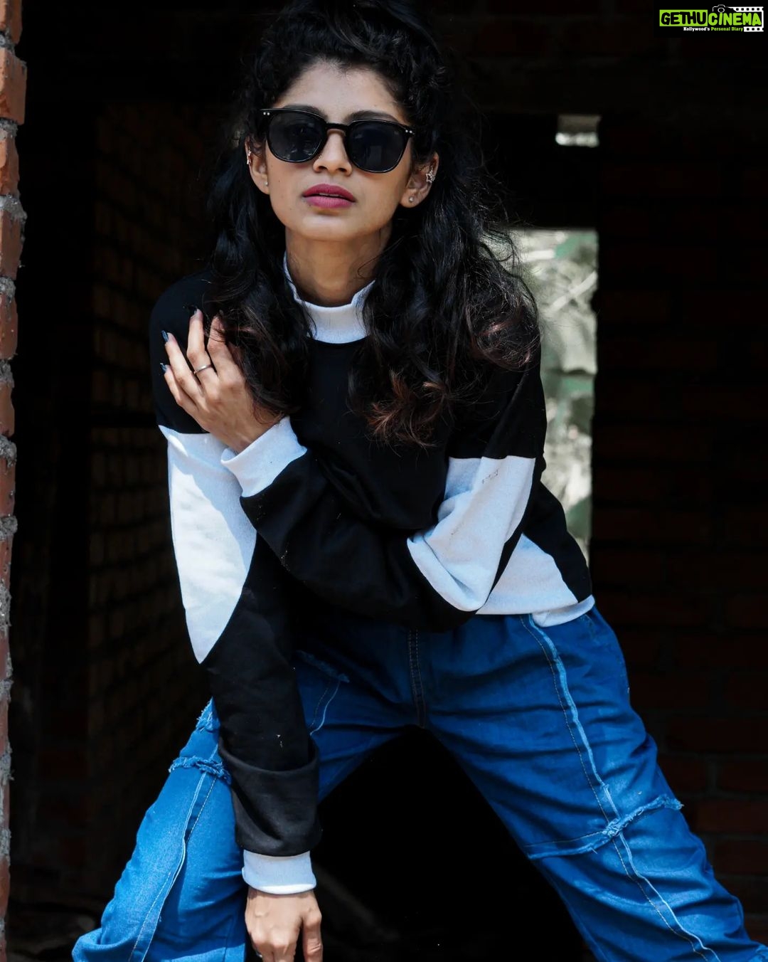 Shruthi Rajanikanth Instagram - Shattered into pieces but still slaying it 😎🤙🏻 . 📸 @nomadic_frames 👕 @mens___land