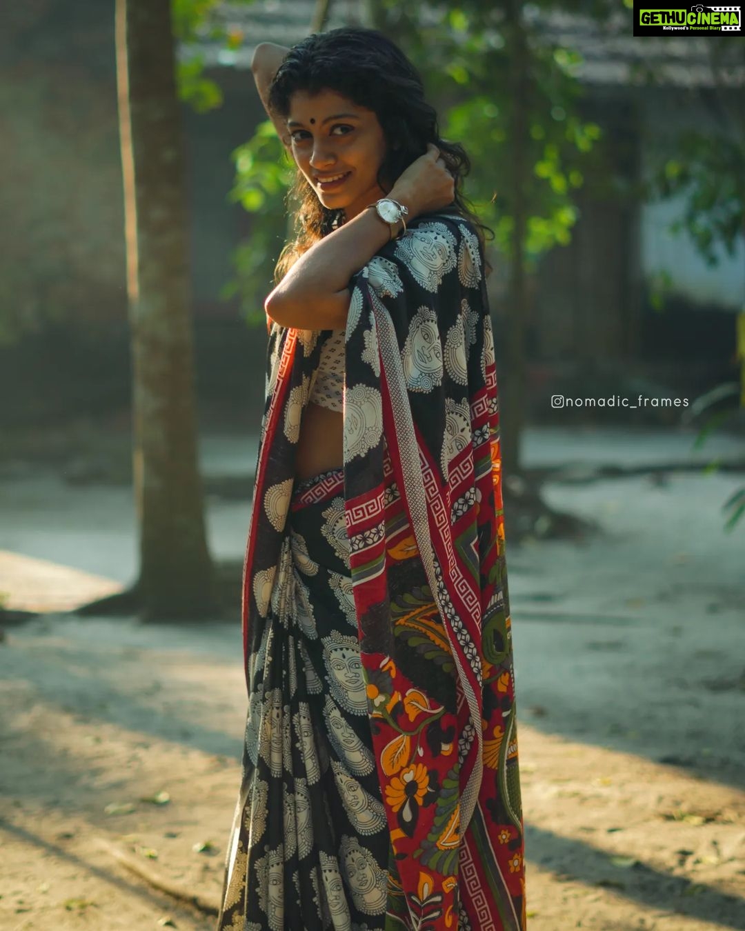 Shruthi Rajanikanth Instagram - ഇന്നലെ ഞാൻ കുറെ ആളുകളോട് സംസാരിക്കലുണ്ടായി... ഓരോ ആളുകൾക്കും ഓരോ കഥകൾ പറയാനുണ്ട്. നമ്മുടെ ജീവിതത്തിൽ അങ്ങനെ നടന്നാൽ എന്ത് ചെയ്യും എന്ന് ചിന്തിച്ചു കൂടി നോക്കാൻ പറ്റാത്ത കാര്യങ്ങൾ. അതിനെ ഒക്കെ അവർ തരണം ചെയ്തു വന്നു. ഇപ്പോളും അതിൽ നിന്ന് വെളിയിൽ വരാൻ ശ്രെമിക്കുന്നവരും ഉണ്ട്... അവരോടു എനിക്ക് പറയാൻ ഉള്ളത് .. U will find a ray of hope to live some day ❤.. ഇങ്ങനെ ഉള്ളവരെ മനസിലാക്കാൻ പറ്റുന്ന ആള് ആകാൻ കഴിയുക എന്ന് പറയുന്നത് നിസ്സാര കാര്യം അല്ല.. നിങ്ങള്ക്ക് അങ്ങനെ ഒരാളാകാൻ സാദിക്കെട്ടെ. 📸 @nomadic_frames ❤