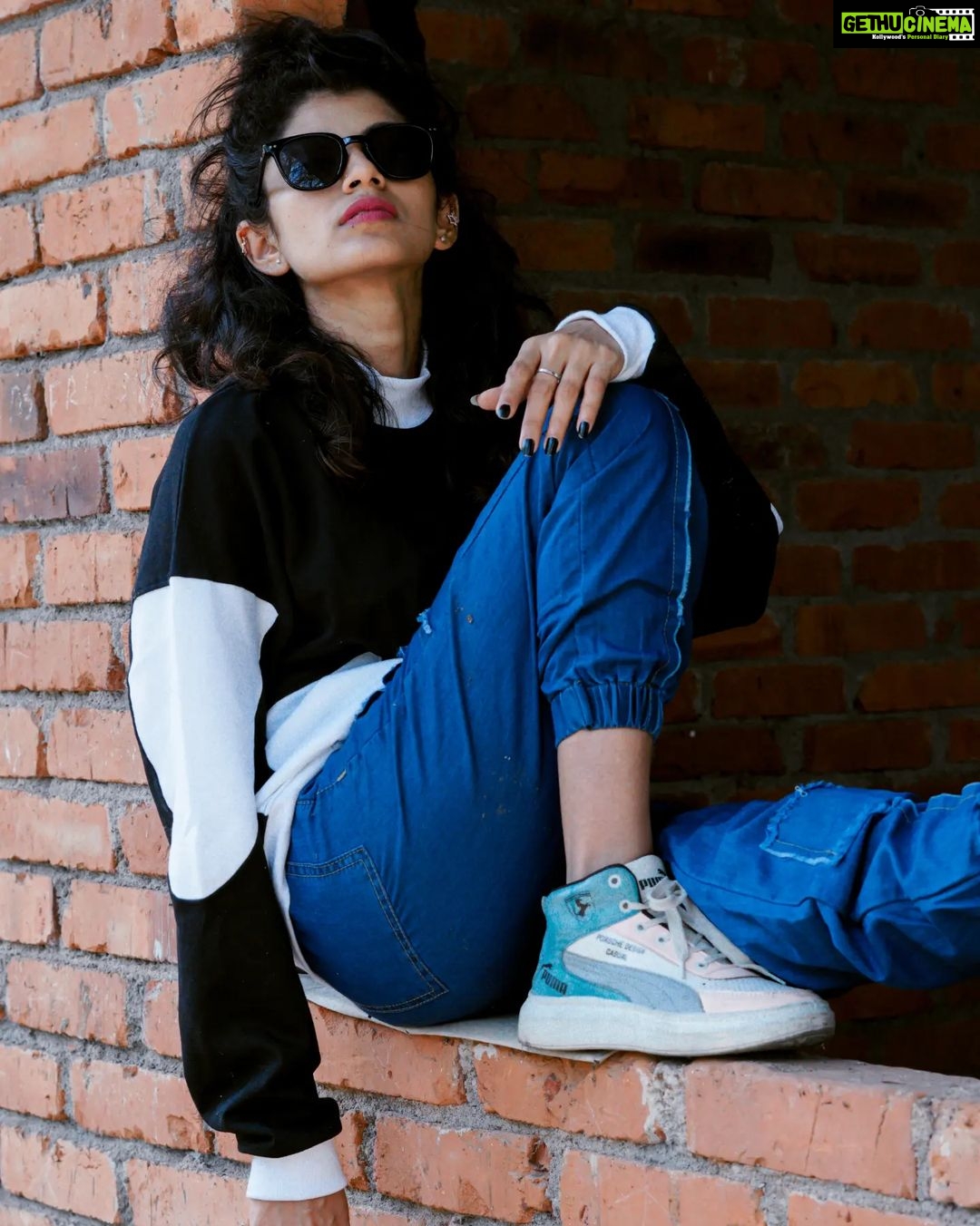 Shruthi Rajanikanth Instagram - Shattered into pieces but still slaying it 😎🤙🏻 . 📸 @nomadic_frames 👕 @mens___land