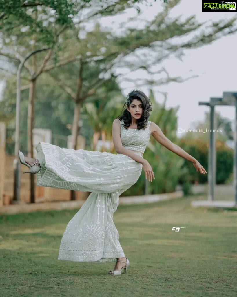 Shruthi Rajanikanth Instagram - An elegant dress gives the dominance feel😎🔥 Thank you @anmazingfactory for this dress Mua @sooryakrishna 📸 @aline_varghese_joseph Special thanks @nomadic_frames 🎨 @colour_gallery