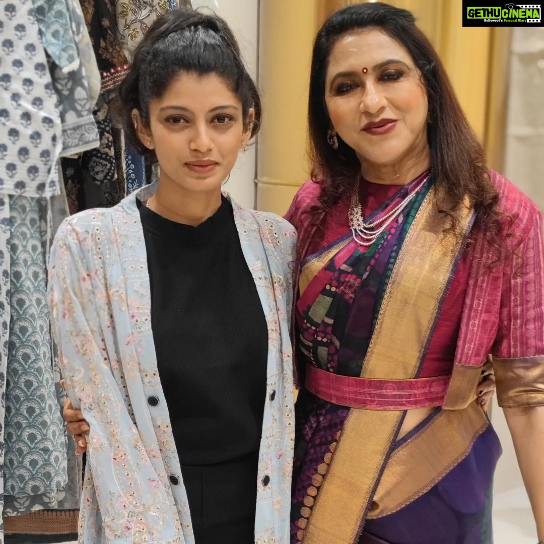Shruthi Rajanikanth Instagram - Had a wonderful time at seemati... Do visit calicut showroom.. Its a wonder😍❤ @seemattitextiles @beenaseematti #seematti #seematticrafted #calicut #seematticalicut #letswelcomehappiness #launched #fashion #fashionstyle #shopping #newstore #sarees #weddingsarees #lehengas #kancheepuramattires #lacha #sharara #salwars #churidars #gowns
