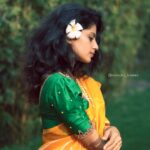 Shruthi Rajanikanth Instagram - ഒരു പുഷ്പം മാത്രം എൻ ❤ 📸 @nomadic_frames Blouse design by @thethread0flove