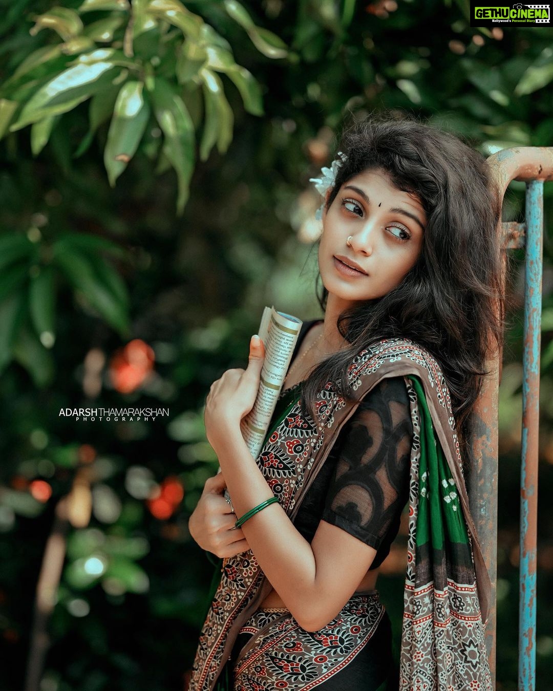 Shruthi Rajanikanth Instagram - നിന്നെയും കാത്ത് 💚 📸 @adarsh_thamarakshan costume @suruma_designer_hub Styled @styledbysavu Ambalapuzha