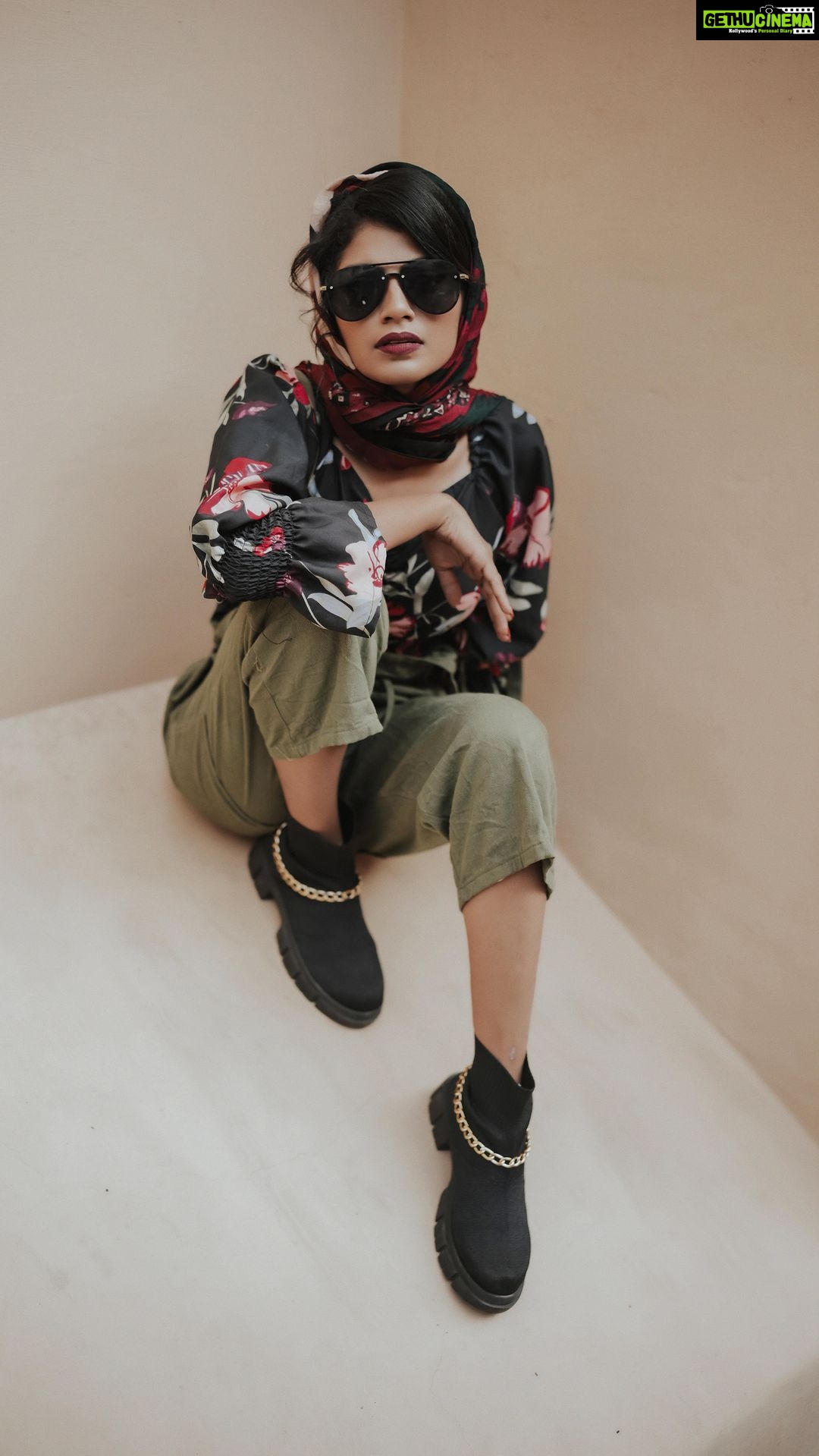 Shruthi Rajanikanth Instagram - Vintage hijabi fan with style on eid be like 🌙✨😎 🎥 @nomadic_frames mua @sooryakrishna 📸 @aline_varghese_joseph