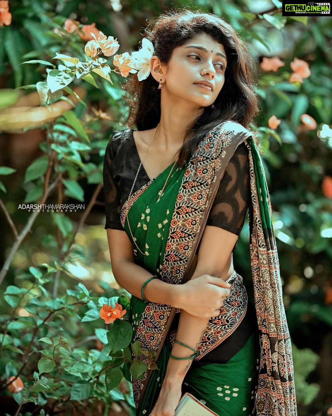 Shruthi Rajanikanth Instagram - 🍂 ഇതളുകൾ ☘️🍀 📸 @adarsh_thamarakshan costume @suruma_designer_hub special thanks @styledbysavu Ambalapuzha