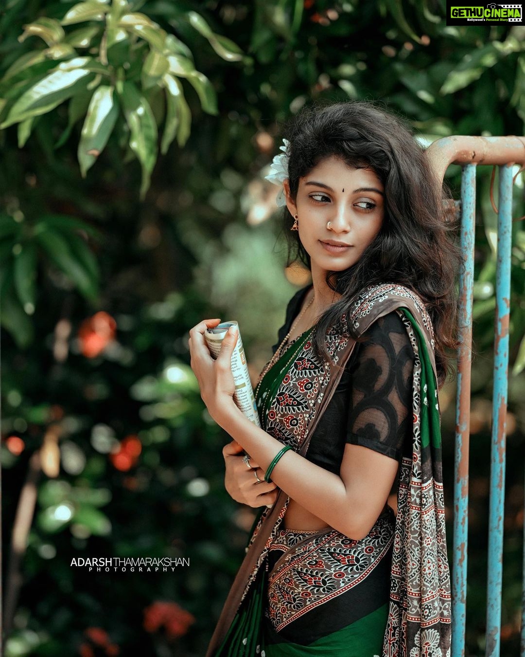 Shruthi Rajanikanth Instagram - 🍂 ഇതളുകൾ ☘️🍀 📸 @adarsh_thamarakshan costume @suruma_designer_hub special thanks @styledbysavu Ambalapuzha