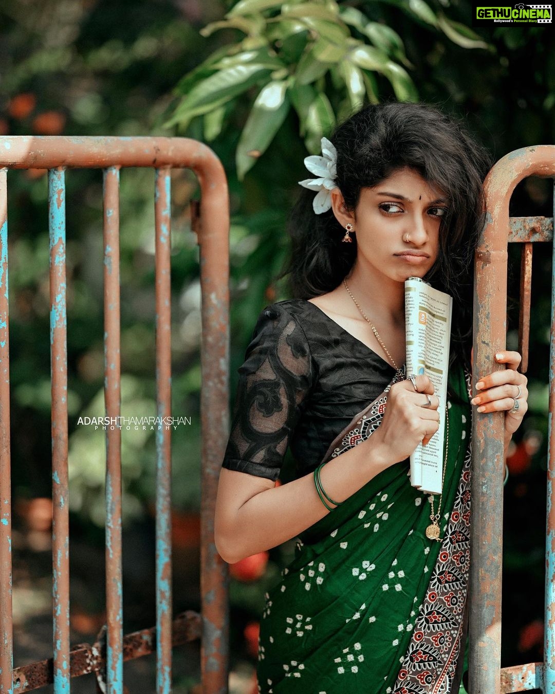 Shruthi Rajanikanth Instagram - നിന്നെയും കാത്ത് 💚 📸 @adarsh_thamarakshan costume @suruma_designer_hub Styled @styledbysavu Ambalapuzha