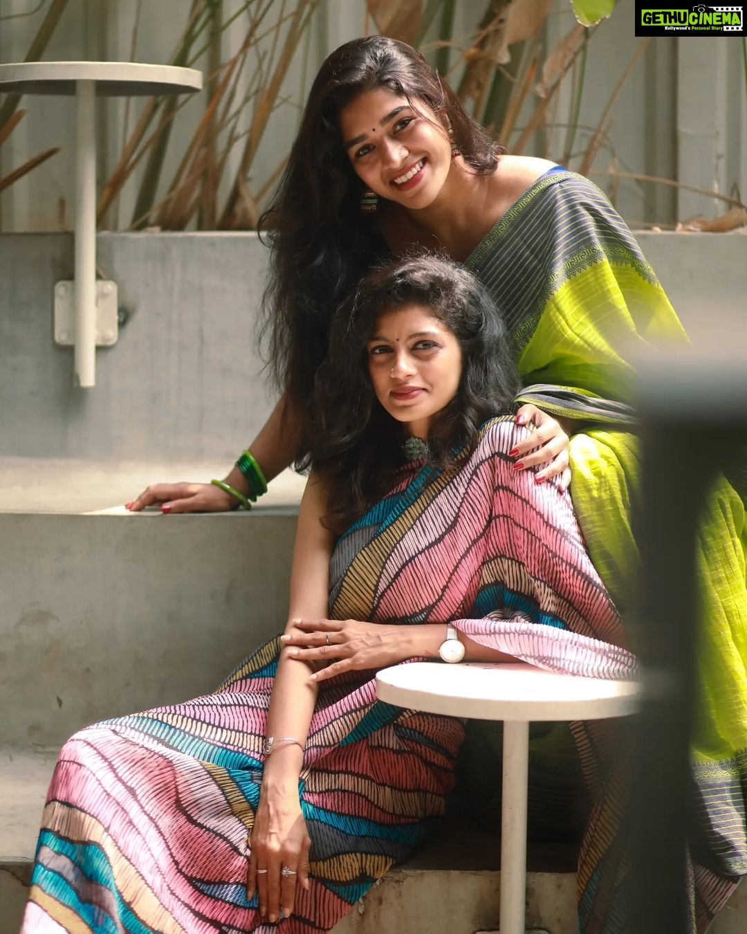 Shruthi Rajanikanth Instagram - Childhood friends <3 US . . . . . @adil.shan_ camera . . . #saree #sareelove #keralagram #instafashion #instadaily #sonyalpha #sony #photooftheday #aesthetic #light #lightroom #styling