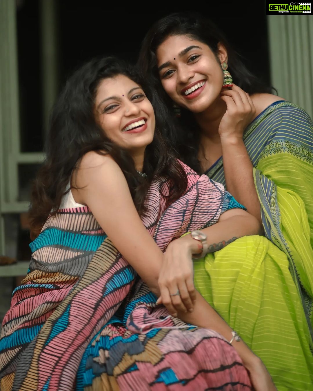 Shruthi Rajanikanth Instagram - Childhood friends <3 US . . . . . @adil.shan_ camera . . . #saree #sareelove #keralagram #instafashion #instadaily #sonyalpha #sony #photooftheday #aesthetic #light #lightroom #styling