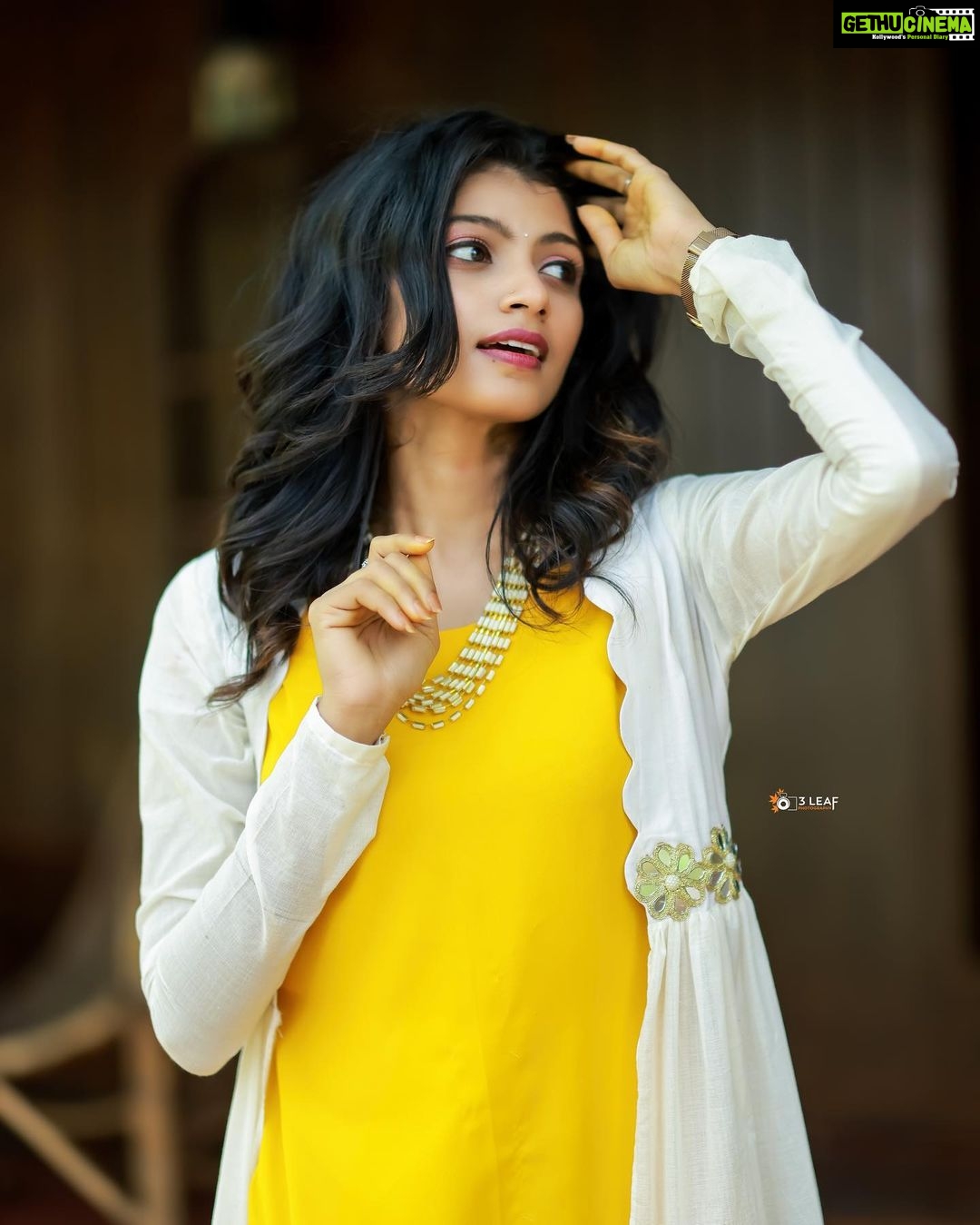 Shruthi Rajanikanth Instagram - Pleasant 💛✨ 📸 @3leaf_photography Mua @merinmetildamua Costume @aimas_designz