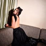 Shruti Haasan Instagram – Blck candy cane 🖤

Outfit @431_88

Stylist @neeraja.kona

Asst stylist @manogna_gollapudi
Hair @noori_hairstylist 
Makeup @prakatwork 

Photographer @kalyanyasaswi